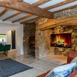 Holiday home Gloucester-modernised 4 Bedroom Cottage-sleeps 8-free Parking-fast Wi-fi, Gloucester